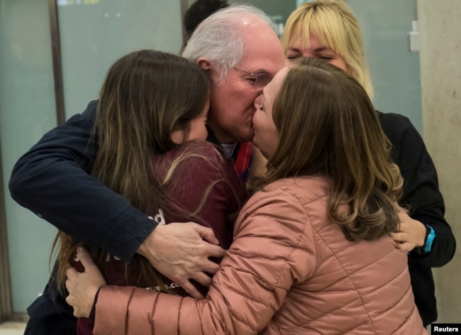 El ex alcalde de Caracas y ex prisionero político Antonio Ledezma es recibido en el aeropuerto de Madrid por su esposa Mitzy Capriles y sus dos hijas, tras escapar el viernes de Venezuela.