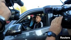 Yoan Orlando Milian hace una pausa para los medios de comunicación después de comprar un Toyota Land Cruiser 2011 en un lote del gobierno donde se venden autos usados, en La Habana, Cuba, el 25 de febrero de 2020.