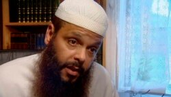 Dalam gambar yang dibuat dari video tahun 2005 ini, Abdul Benbrika, ulama Muslim kelahiran Aljazair, dalam wawancara di rumahnya di Melbourne, Australia. (Foto: dok).
