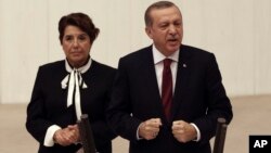 ປະທານາທິບໍດີ ເທີກີ ທ່ານ Recep Tayyip Erdogan ກ່າວຄຳປາໄສໃນສະພາແຫ່ງຊາດ ທີ່ນະຄອນຫຼວງ ອັງກາຣາ, ເທີກີ, 1 ຕຸລາ, 2016. 