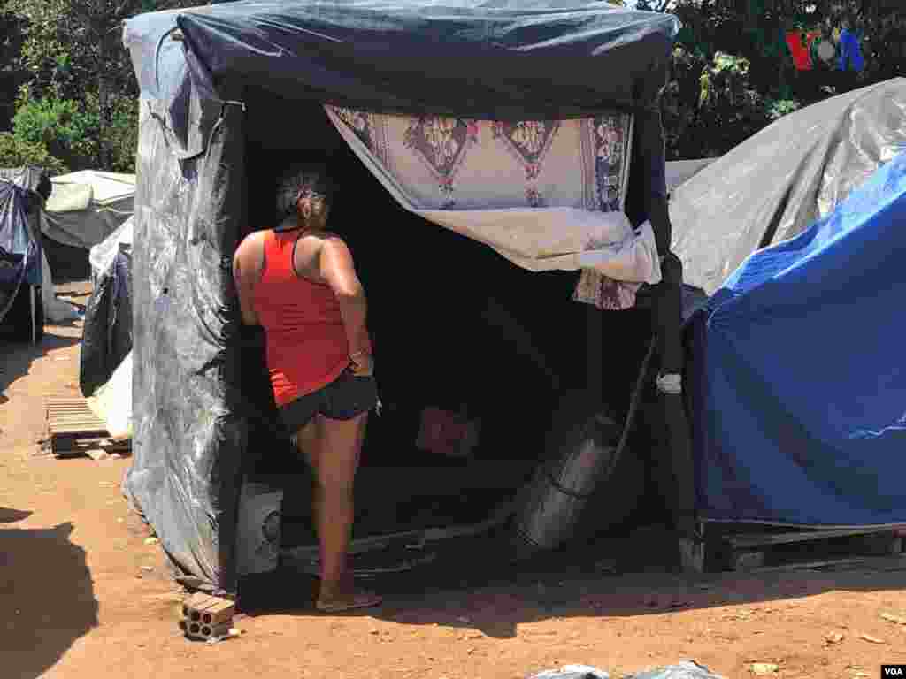 Una mujer en su carpa en el refugio improvisado&nbsp;creado por venezolanos en el vecindario Jardim Floresta, fronterizo de Brasil. Foto: Celia Mendoza - VOA
