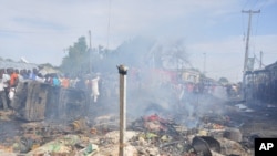 Une foule s'assemble au lieu d'une explosion au marché central, à Maiduguri, Nigeria, le 1er juillet 2014.