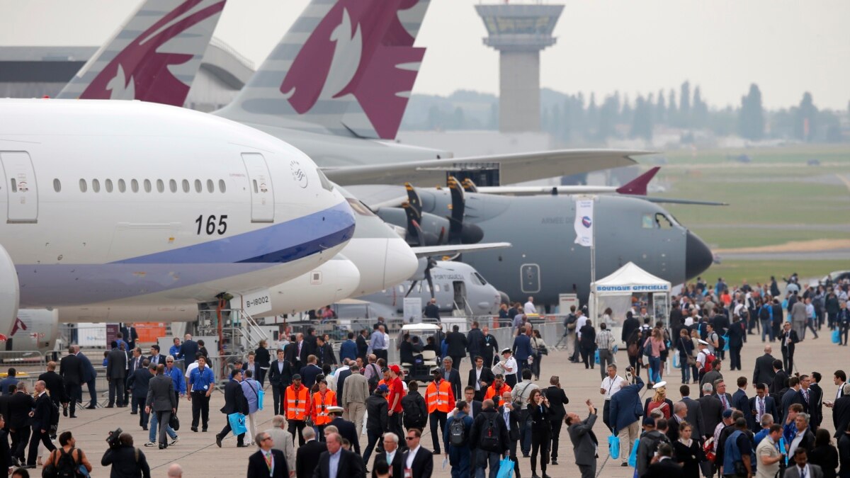 Plane to paris. Ле-Бурже (Международный авиасалон). Авиасалон Ле Бурже 2023. Ле-Бурже (Международный авиасалон) фото. Дубай авиасалон декабрь 2022.