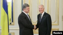 Президент Петро Порошенко і віце-президент Джозеф Байден (архівне фото)