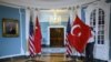 Arhiva - Državne zastave Turske i Sjedinjenih Država postavljaju se pred posetu državnog sekretara SAD Majka Pompea i ministra spoljnih poslova Turske Melvuta Čavašoglua, u Stejt dipartmentu u Vašingtonu, 3. aprila 2019.