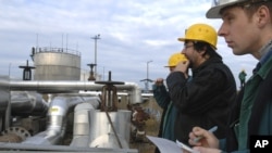 Insinyur Perusahaan Minyak dan Gas Hongaria (MOL) memeriksa area penerima pipa minyak Druzhba di kilang minyak terbesar negara itu di Szazhalombata, selatan Budapest, Hongaria. (Foto: AP)