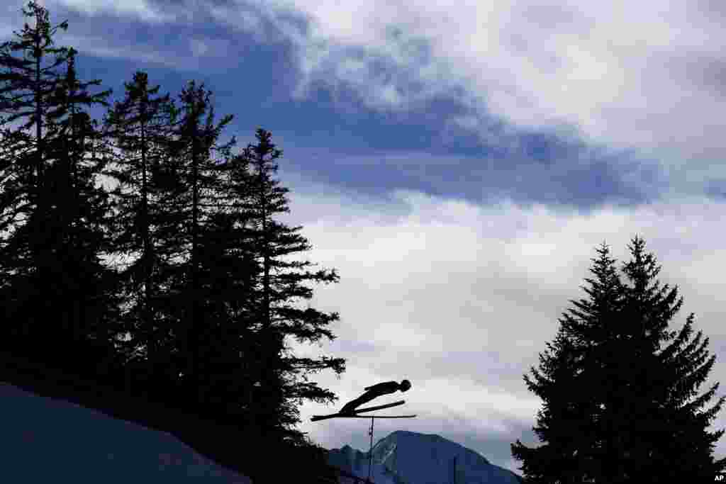 پرش اسکی&zwnj;باز فرانسوی در رقابتهای اسکی در سیفلد، اتریش