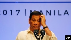 로드리고 두테르테 필피핀 대통령이 29일 마닐라에서 진행된 동남아시아국가연합(ASEAN· 아세안) 정상회의 폐막일정에서 연설하던 중 잠시 생각에 잠겨있다.