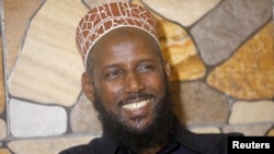 Mukhtar Robow yahoze mu ndongozi za Al Shabab mu kiganiro n'abamenyeshamakuru i Baidoa, Somaliya, Itariki 04/11/2018.