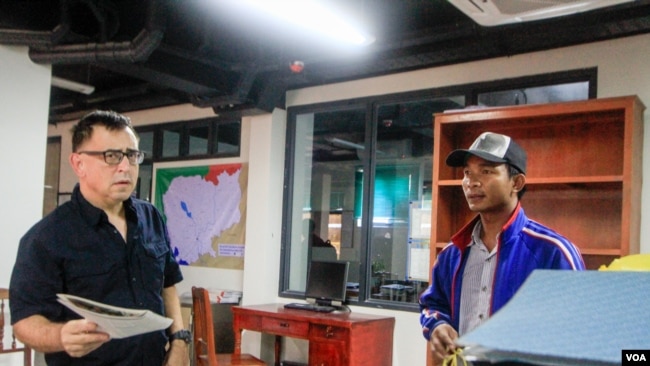 លោក ​Douglas Steele​ ​អ្នក​គ្រប់គ្រង​ទូទៅ​របស់​កាសែត​ The Cambodia Daily រាជធានីភ្នំពេញ​ ថ្ងៃទី៤ ខែកញ្ញា​ ឆ្នាំ២០១៧។ (ខាន់ សុគុំមនោ/VOA)