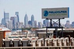 Tanda untuk Philadelphia Energy Solutions berdiri di kompleks kilang di Philadelphia, Rabu, 26 Juni 2019. (Foto: AP)