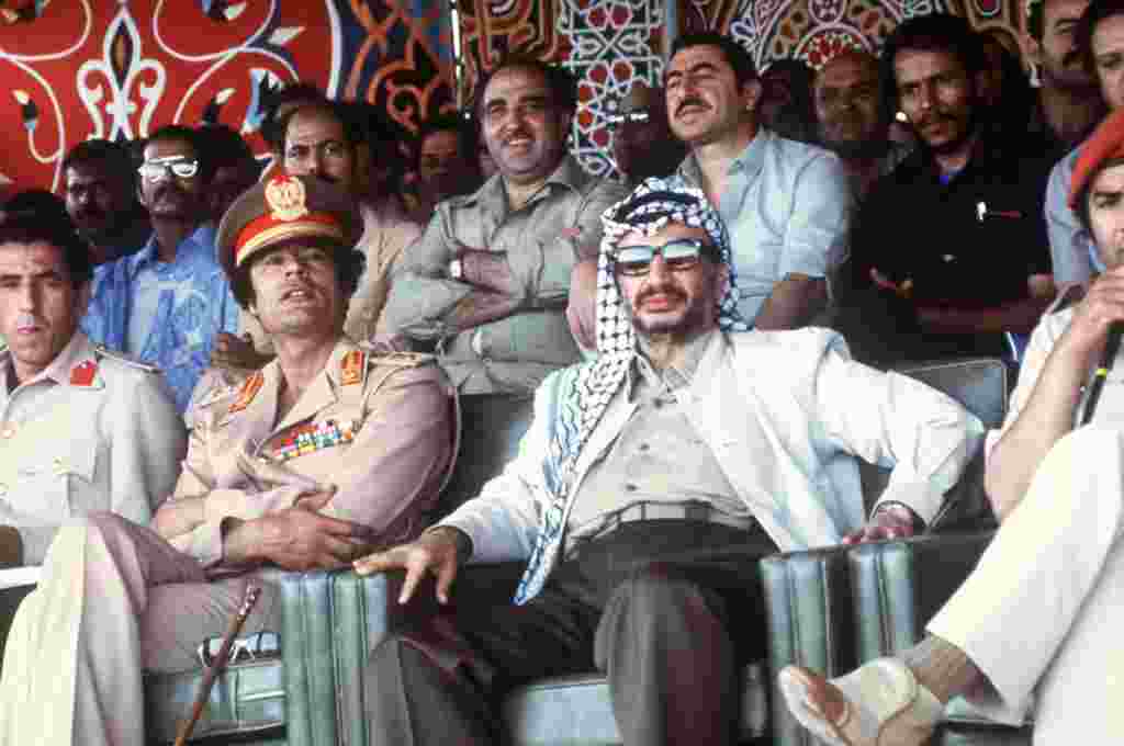 Moammar Gadhafi con el líder palestino Yasser Arafat, el 26 de agosto de 1978 en Trípoli, Libia.