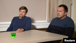 Alexander Petrov (kiri) dan Ruslan Boshirov, dalam sebuah wawancara di kanal televisi RT. 