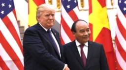 Tổng thống Donald Trump (trái) và Thủ tướng Nguyễn Xuân Phúc tại Hà Nội vào tháng 11/2017. Chính quyền Trump chuẩn bị trục xuất những người Việt bị kết án hình sự cho dù họ có đến Mỹ trước năm 1995.