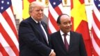 Thủ tướng Nguyễn Xuân Phúc (phải) và Tổng thống Donald Trump tại Văn phòng Chính phủ ở Hà Nội trong chuyến thăm của tổng thống Mỹ tới Việt Nam hôm 12/11/2017.