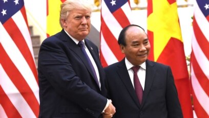 Tổng thống Hoa Kỳ Donald Trump (trái) bắt tay Thủ tướng Việt Nam Nguyễn Xuân Phúc trong dịp đến Hà Nội vào tháng 11 năm 2017.