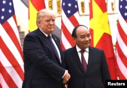 Thủ tướng Việt Nam Nguyễn Xuân Phúc (phải) tiếp Tổng thống Mỹ Donald Trump tại Hà Nội tháng 11/2018. Thủ tướng Việt Nam kêu gọi Mỹ quay trở lại TPP sau khi Washington ra dấu hiệu mở ngỏ khả năng trở lại hiệp định này.