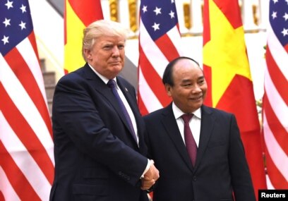 Thủ tướng Việt Nam Nguyễn Xuân Phúc (phải) tiếp Tổng thống Mỹ Donald Trump tại Hà Nội tháng 11/2018. Thủ tướng Việt Nam kêu gọi Mỹ quay trở lại TPP sau khi Washington ra dấu hiệu mở ngỏ khả năng trở lại hiệp định này.