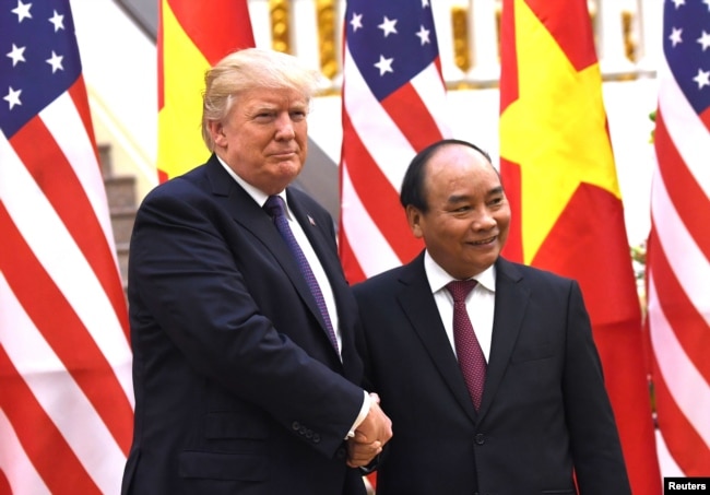 Tá»•ng thá»‘ng Má»¹ Donald Trump vÃ  Thá»§ tÆ°á»›ng Viá»‡t Nam Nguyá»…n XuÃ¢n PhÃºc báº¯t tay táº¡i VÄƒn phÃ²ng ChÃ­nh phá»§ á»Ÿ HÃ  Ná»™i, ngÃ y 12 thÃ¡ng 11, 2017.