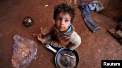 Seorang anak pengungsi Suriah makan sendirian di dalam tenda keluarganya di kamp pengungsi di Deir al-Ahmar, lembah Bekaa, Lebanon (16/9). (Reuters/Alia Haju)
