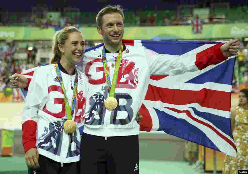Atlet balap sepeda peraih medali emas Jason Kenny dari Inggris berfoto bersama pacarnya, atlet sepeda omnium atau sepeda trek, Laura Trott, juga dari Inggris di Rio de Janeiro (16/8).&nbsp;(Reuters/Matthew Childs)
