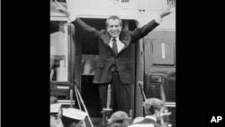 
ریچارد نیکسون هنگام سوار شدن به هلیکوپتر در خارج از کاخ سفید از کارمندانش خداحافظی می کند. ۹ اوت ۱۹۴۷