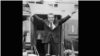 
ریچارد نیکسون هنگام سوار شدن به هلیکوپتر در خارج از کاخ سفید از کارمندانش خداحافظی می کند. ۹ اوت ۱۹۴۷