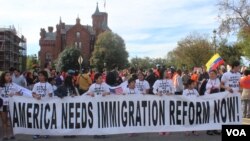 Según los activistas por la reforma inmigratoria toda la comunidad debe participar para conseguir lo que desean no solo a través de la asistencia a las marchas sino también contactando a sus legisladores para que se apruebe una ley que acabe con las deportaciones. [Foto: Mitzi Macias, VOA].