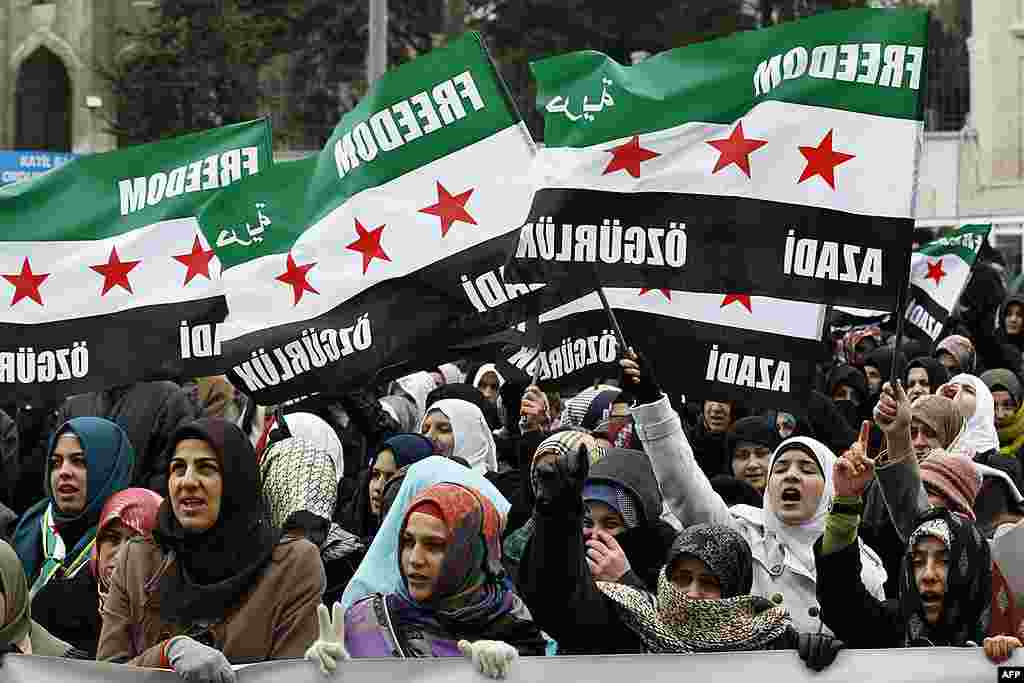 Những người biểu tình hô các khẩu hiệu và vẫy cờ độc lập Syria trong một cuộc biểu tình chống Tổng thống al-Assad tại Istanbul, Thổ Nhĩ Kỳ ngày 17 tháng 2 năm 2012. (Reuters)