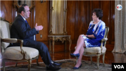 Otro ángulo de la entrevista del presidente de Guatemala, Alejandro Giammattei, con la corresponsal de la VOA Gioconda Tapia.
