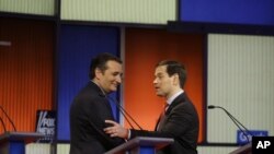 ARCHIVO - Los senadores republicanos Ted Cruz (Texas) a la izquierda, y Marco Rubio (Florida) hablan tras un debate presidencial en las primarias republicanas, el 28 de enero de 2016 en Des Moines, Iowa, EE.UU.