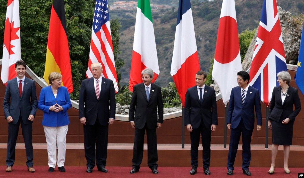 Les dirigeants du G7 posent pour une prise de photo pour le sommet du G7, en Italie, le 26 mai 2017.