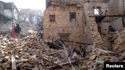 Người dân địa phương dọn dẹp đống đổ nát từ căn nhà bị phá hủy sau trận động đất hồi tuần trước ở Bhaktapur, Nepal, ngày 4/5/2015.
