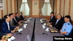 한국 새누리당 국방위원들이 18일 국회 귀빈식당에서 김관진 국방장관(오른쪽 두번째), 이용걸 방위사업청장, 성일환 공군참모총장 등과 함께 FX 전투기 사업 및 전작권 관련 당정협의를 하고 있다. 