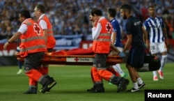 Javier Mascherano est évacué du terrain après une blessure au stade Vicente Calderon, à Madrid, le 27 mai 2017.