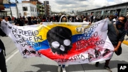 Estudiantes universitarios participan en una marcha antigubernamental en Bogotá, Colombia, el 21 de noviembre de 2020. Los manifestantes pedían un diálogo con el ex presidente Iván Duque sobre una variedad de temas, incluido el alto número de líderes sociales asesinados.