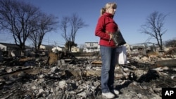 Cathy O'Hanlon mira con desconsuelo los restos carbonizados de su hogar en Queens, Nueva York.