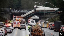 미국 서부 워싱턴주 타코마 인근에서 18일 오전 고가철도 위를 달리던 앰트랙 열차가 탈선하면서 일부 객차가 고속도로 위로 추락하는 사고가 발생했다.