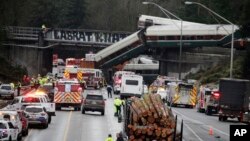 ​​Varios vagones quedaron amontonados unos contra otros, y otro quedó colgado en precario equilibrio sobre la carretera.