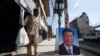 资料照片:一名尼泊尔男性路过摆在加德满都街头的中国国家主席习近平的肖像。（2019年10月11日）