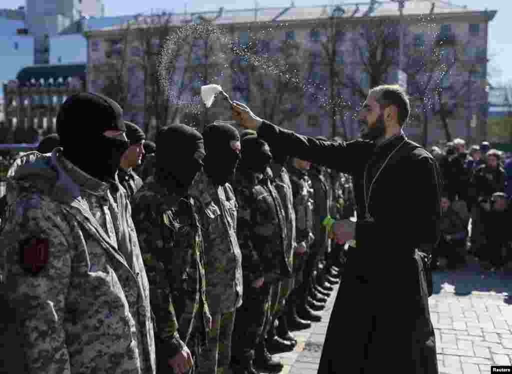 Київ. На фронт відправляються добровольці &quot;ОУН&quot;