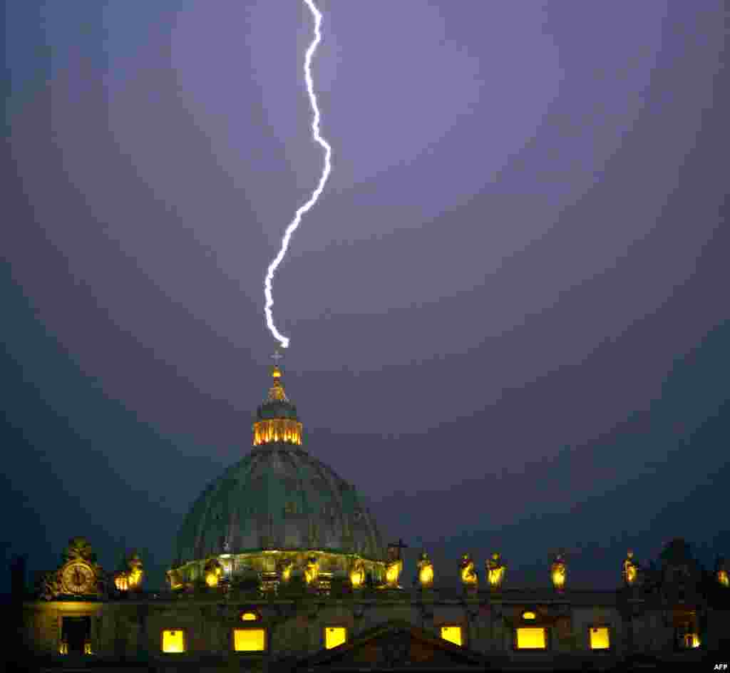 Lightning strikes the dome of St Peter&#39;s Basilica at the Vatican, February 11, 2013.