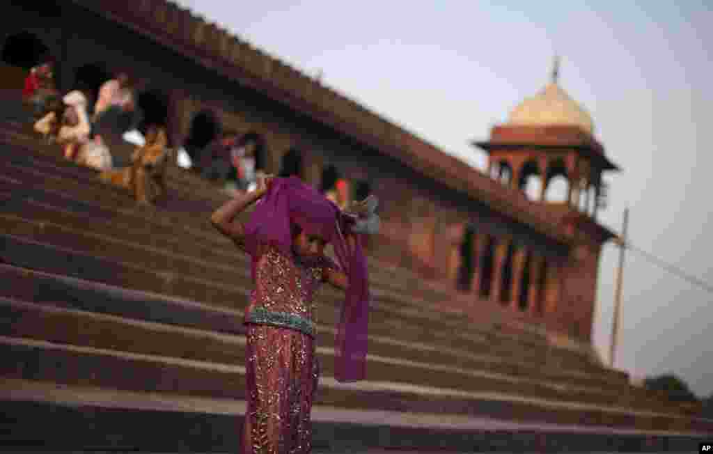 11일 세계 여자아이의 날, 인도 최대의 회교 사원인 자마 마스히드 계단을 내려오는 무슬림 소녀.