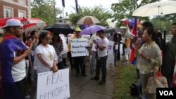 Cambodian-Americans gathered in front of the Royal Embassy of Cambodia in Washington D.C., to submit the petition to Prime Minister Hun Sen on Saturday, September 12th, 2015. (Soksreinith Ten/VOA Khmer)