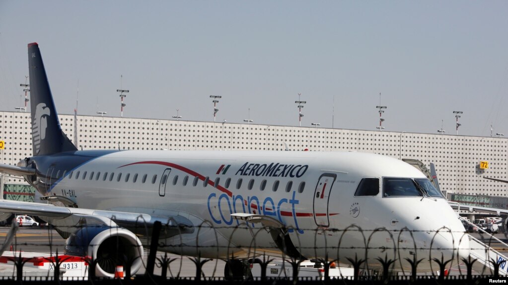 ARCHIVO- Un Embraer ERJ-190AR de AeromÃ©xico Connect, operador regional de AeromÃ©xico, en el aeropuerto internacional Benito JuÃ¡rez de la capital mexicana. 28-11-17. 