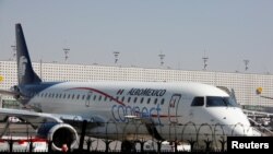 ARCHIVO- Un Embraer ERJ-190AR de Aeroméxico Connect, operador regional de Aeroméxico, en el aeropuerto internacional Benito Juárez de la capital mexicana. 28-11-17. 
