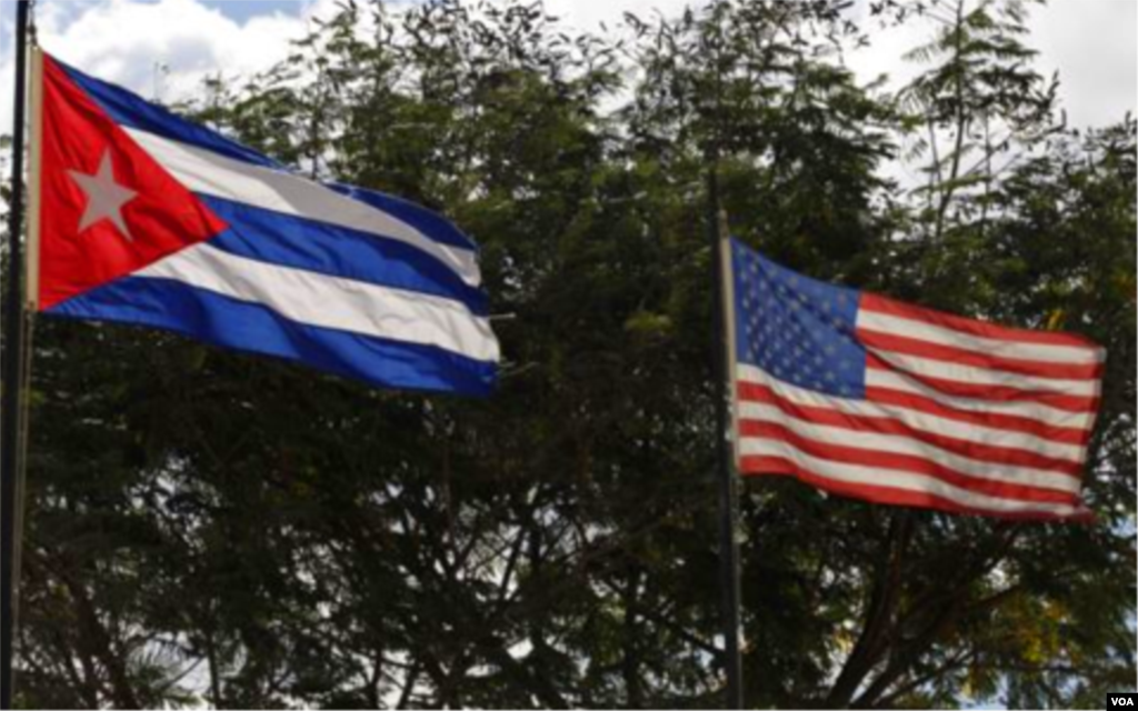 Le drapeau des États-Unis et de Cuba devant le département d&#39;état américain, le 20 juillet 2015.