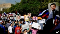 Manifestación en apoyo a Bashar al-Assad y a la ofensiva rusa en Siria. Poco después dos cohetes cayeron en la embajada rusa.