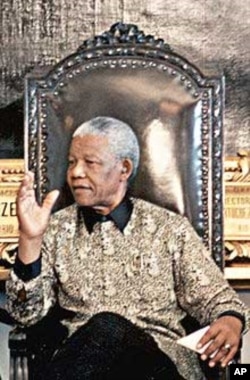 Mandela addressing a meeting, wearing one of Buirski’s geometric patterned shirts