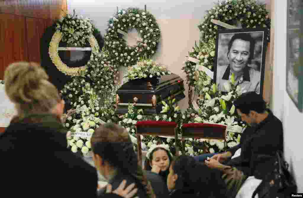 Familiares y amigos toman parte en el funeral del cantante, en la Ciudad de México.&nbsp;